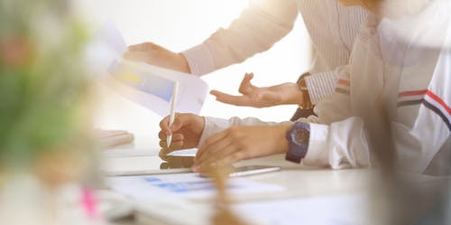 群發(fā)短信會給商家?guī)砟男┬б妫? width=